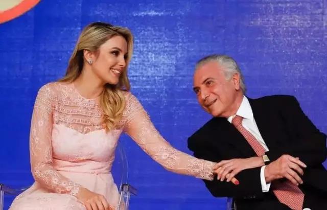 她被称巴西最美第一夫人，选美亚军出身，大胆穿围裹裙秀凹凸身材