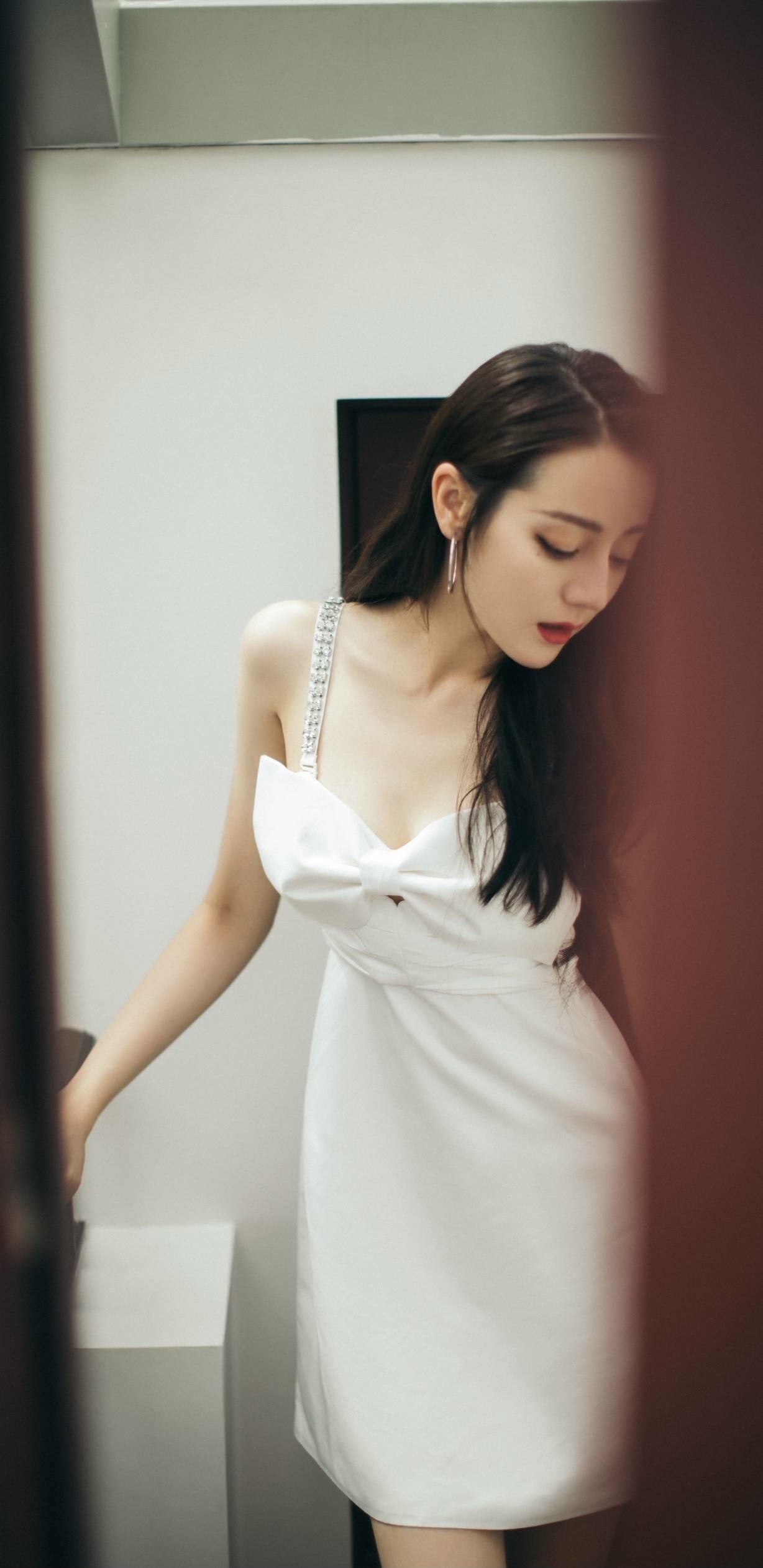 虞书欣穿粉色露脐装配百褶裙,虞书欣穿蓝色蝴蝶结抹胸裙去哪里