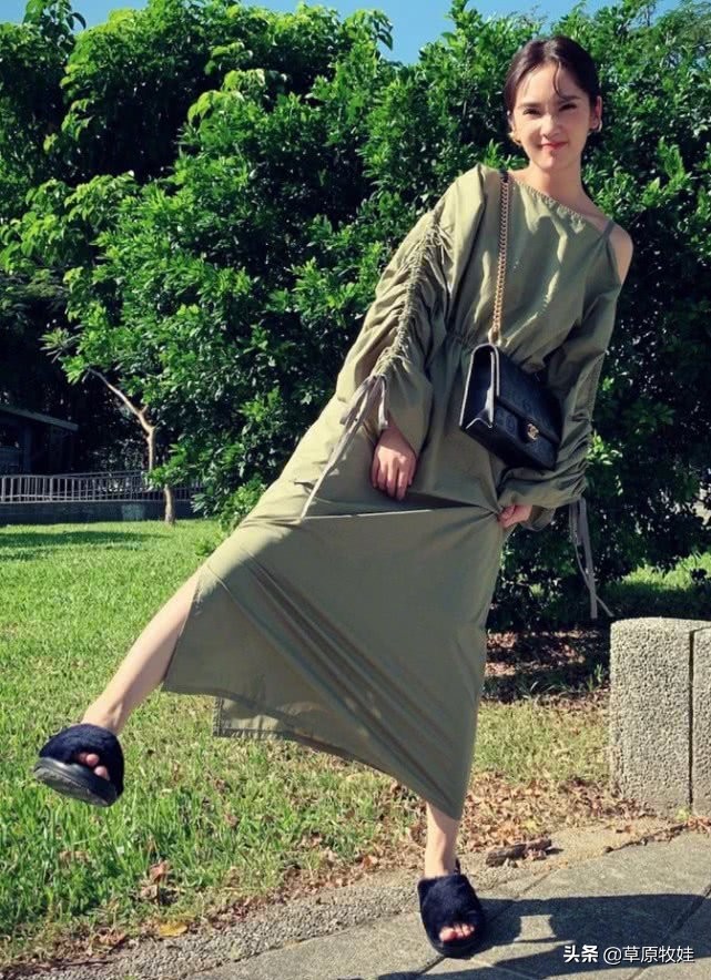 有种狗粮叫：李太太偷穿李荣浩的凉鞋，搭“粉底袜”又丑又时髦