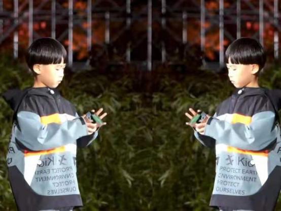 易烊千玺弟弟易烊昱华走秀,易烊千玺弟弟走秀