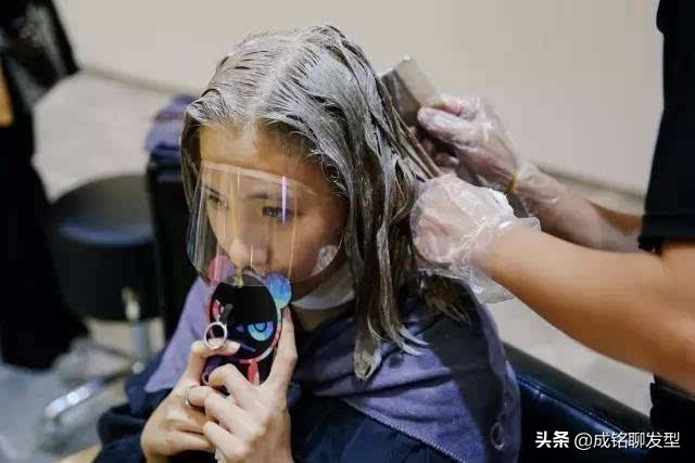 理发店染发和自己染发哪个伤头发,自己染发和店里染发有什么区别