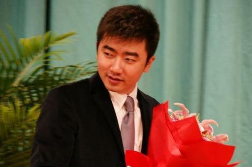 从央视名嘴到阶下囚,芮成钢“被意外死亡”,一手好牌打的稀烂