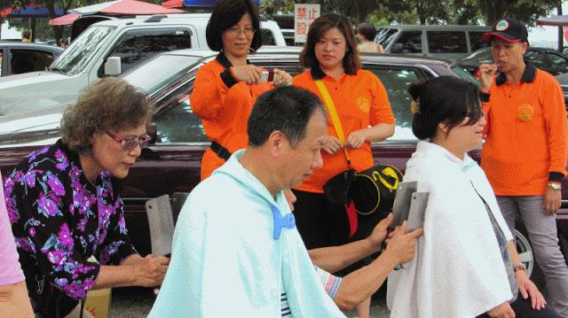 老人拿菜刀砍人原因,老人拿菜刀砍伤人事件