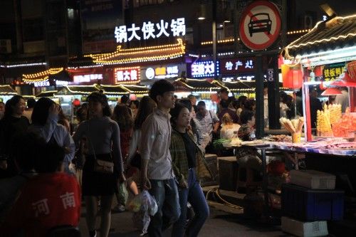 这座城以夜市美食闻名,传承千年彻夜灯火,通明人山人海