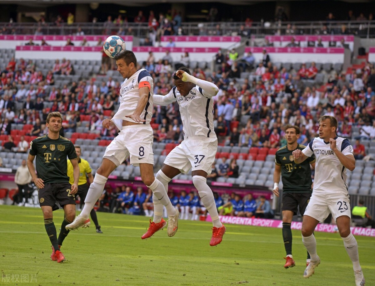 拜仁主场7-0波鸿，快速传导送对手*案惨**，主裁判充当老好人无补时