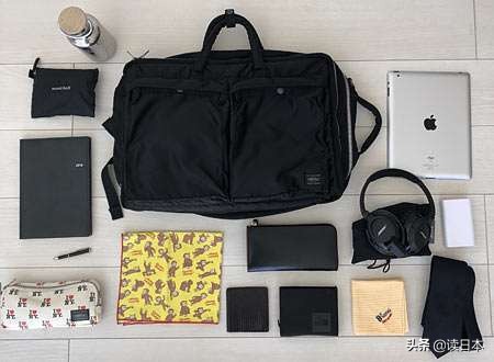 精致日本男孩的包包里都装了些啥？唇膏、防晒......比我还全！