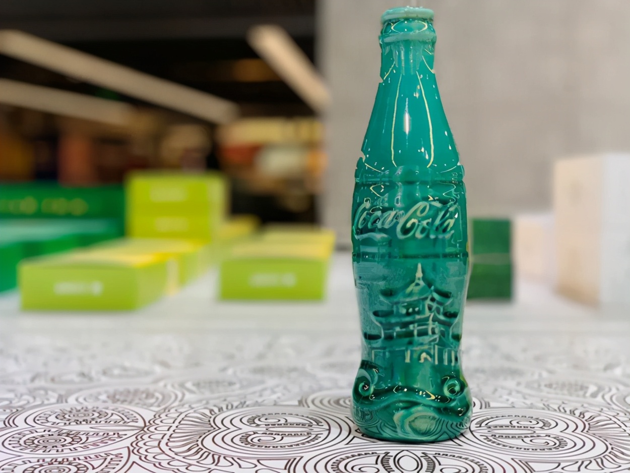 多彩进博会：老干妈走上时装周、苗绣碰撞爱马仕、贵银遇见…