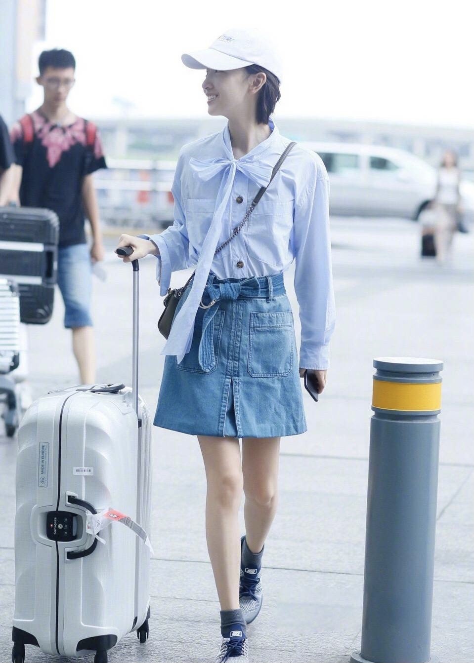 今年流行这样穿白衬衫牛仔裙,牛仔衬衫裙该搭配什么鞋子好看