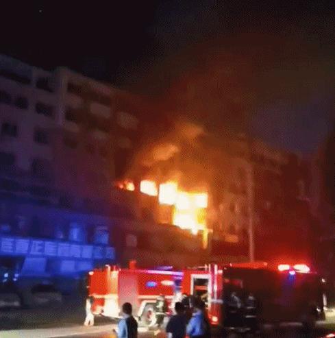 做饭液化气爆炸怎么办,做饭途中煤气罐冒火怎么回事