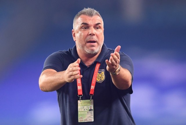 喜提领头羊！苏宁主帅表示对排名开心但不满足，不需要给球员减压