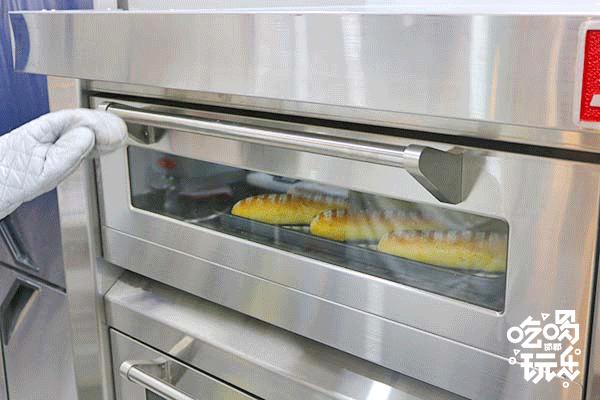 台湾第三代冷萃奶茶“麦地初茶”终于来邯郸了,时髦Girl人手一杯