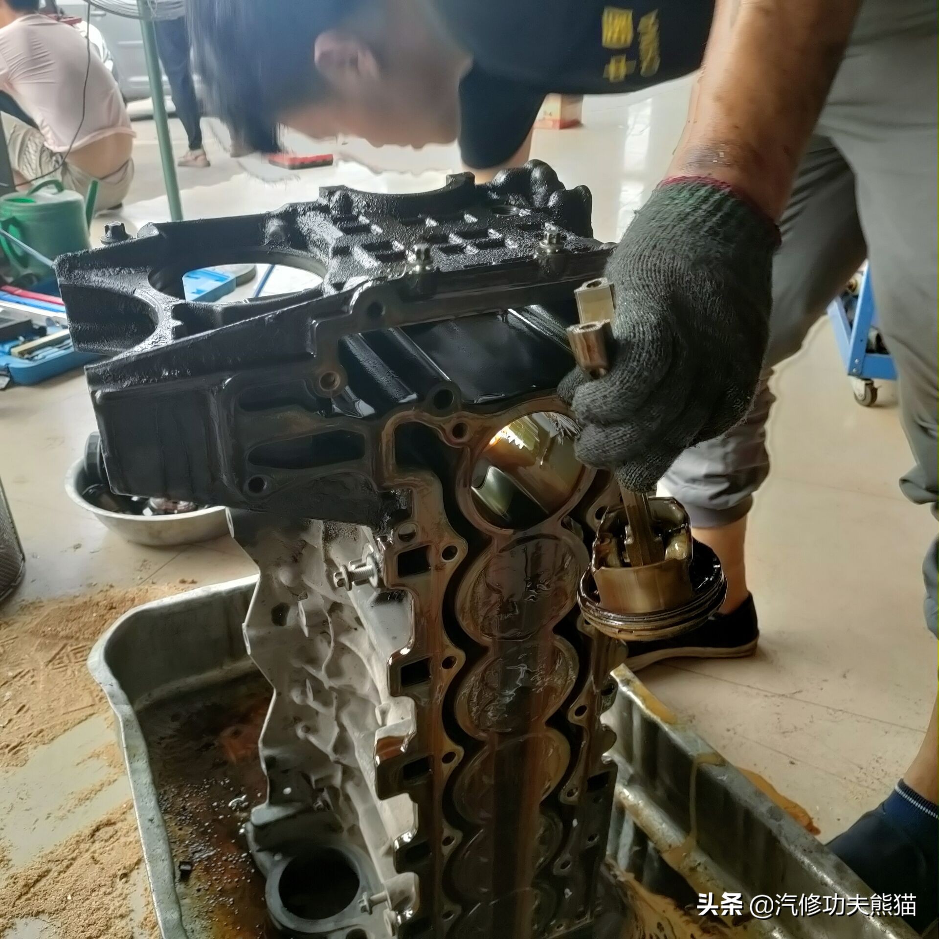 宝马e90325i2007款,宝马e90漏机油通病