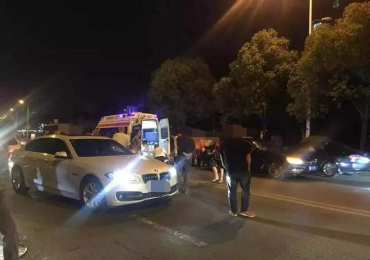 开车撞到车要先报保险还是先送医,开车撞到人必须垫付医药费吗