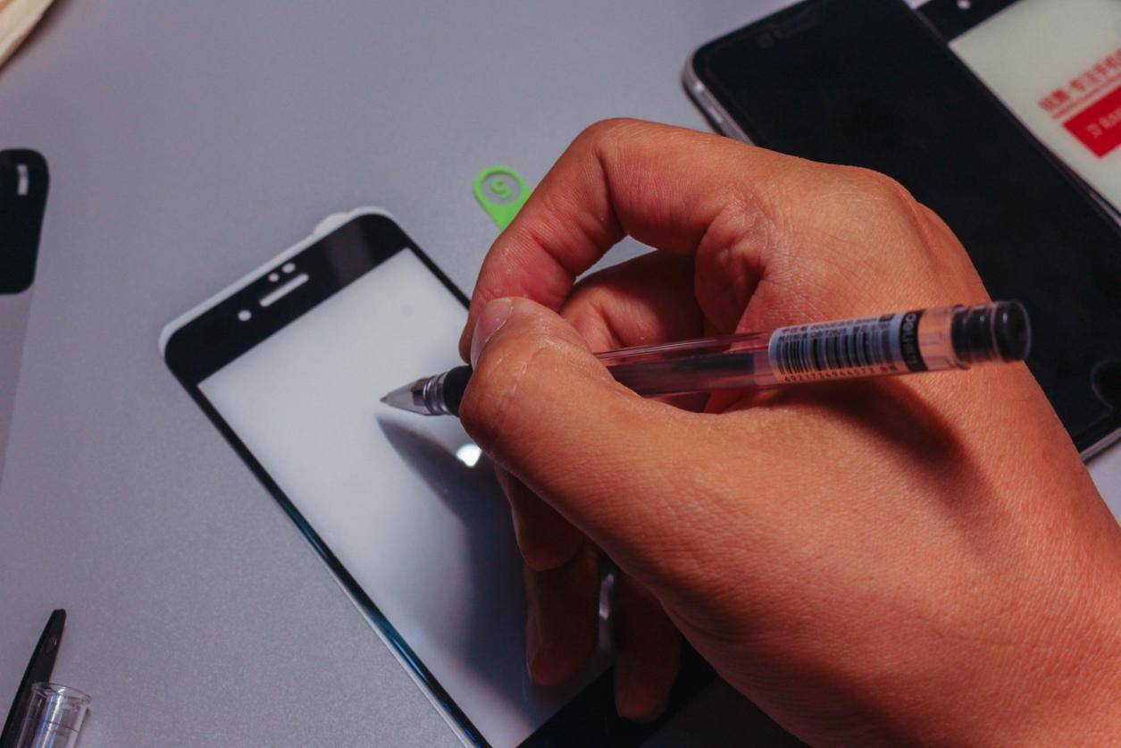 iphonese2钢化膜测评,iphonese2代钢化膜哪种好