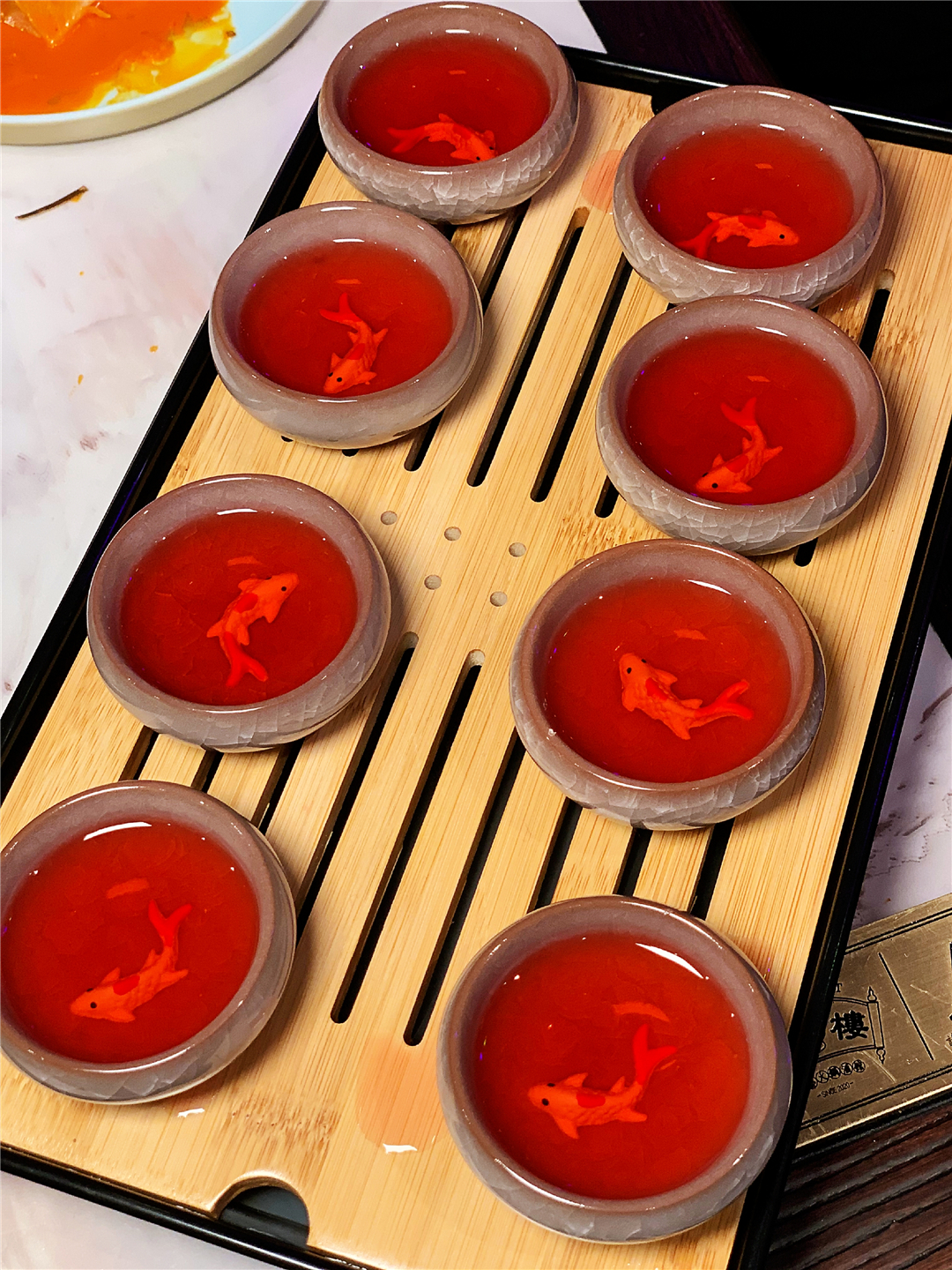 长春桂林路有家电影《叶问》同款火锅酒馆，楼里面有座“香港城”