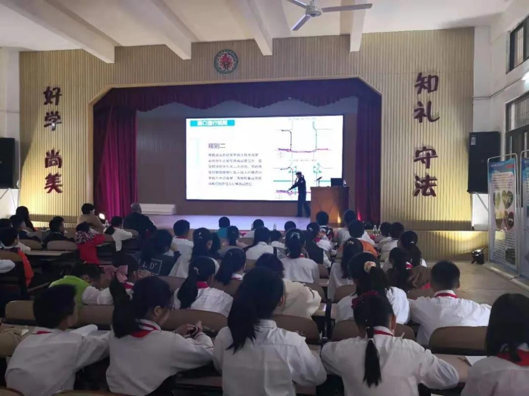 警花带你学交规哪4个时间要记住,警花带你学交规上学请走斑马线