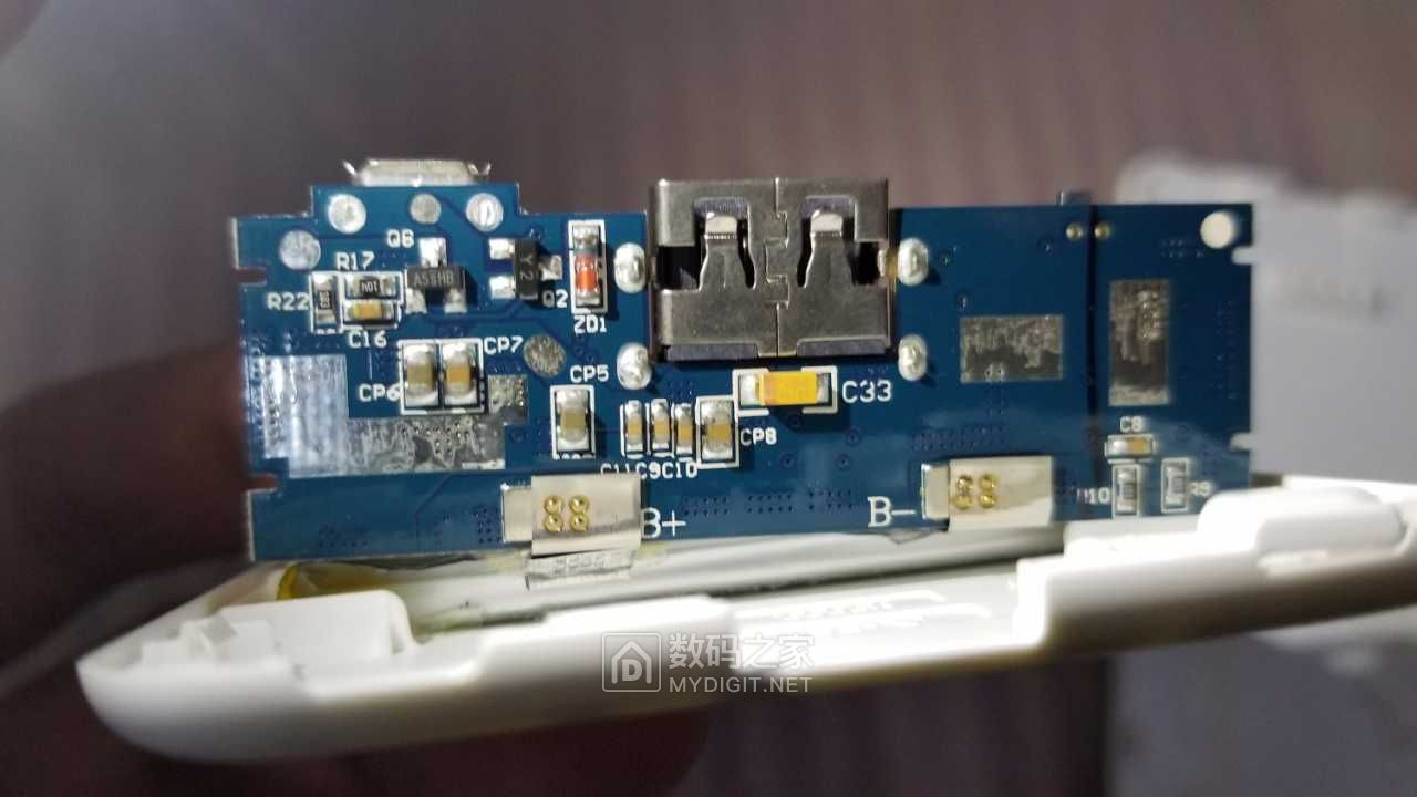 开箱拆解售价29.9元的ARUNZ5A5000mah轻薄移动电源真的值了