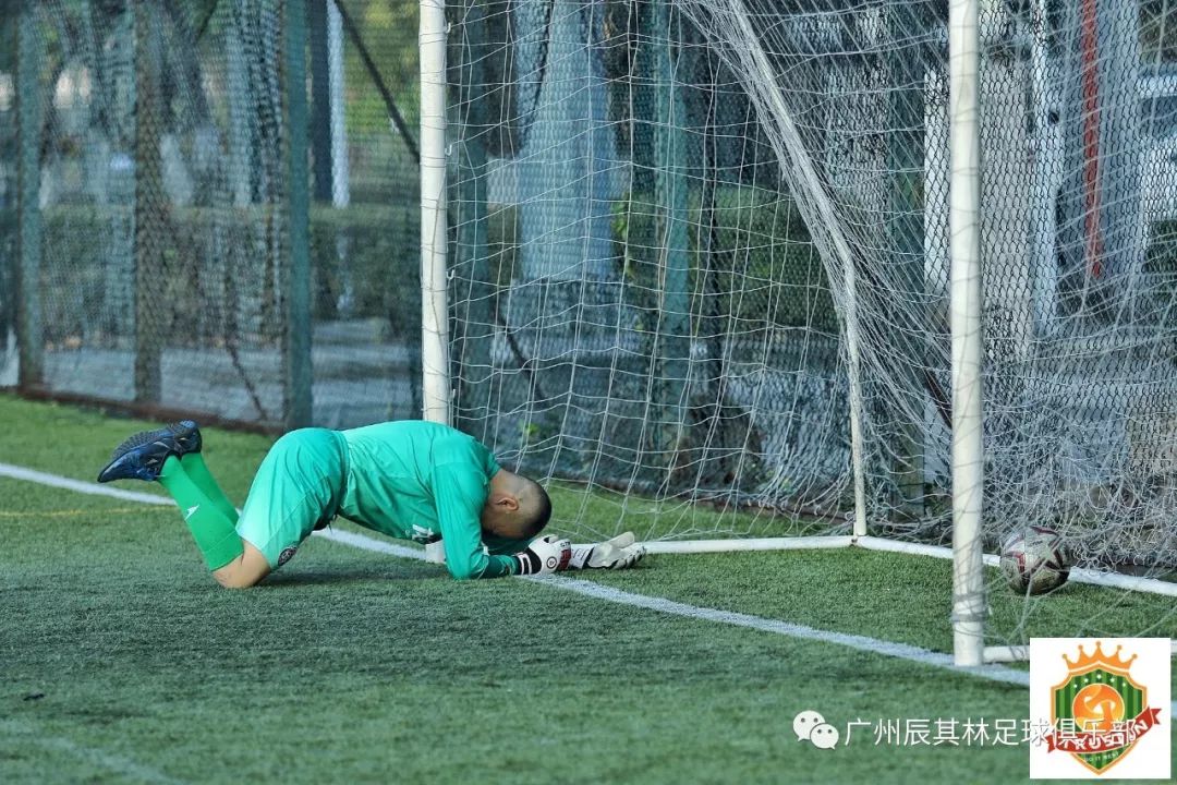 疫情隔离不隔爱主题,足球接力共同抗击疫情