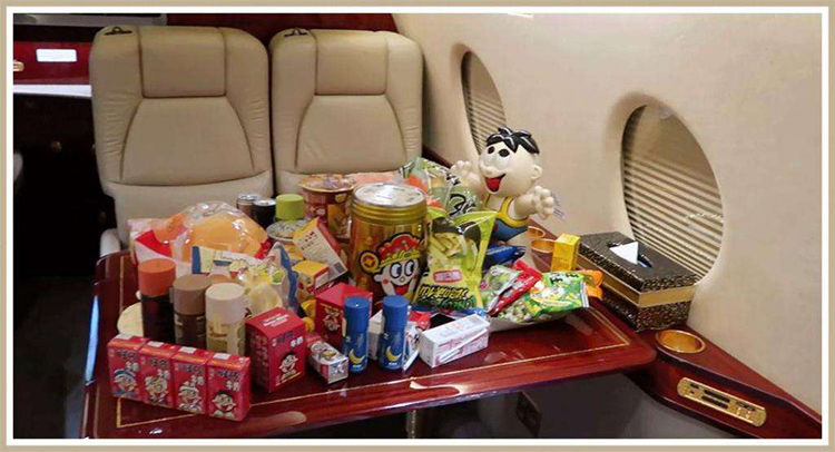 旺仔是要给太空运牛奶吗？这谜一般的红色飞机……飞机里都装了啥