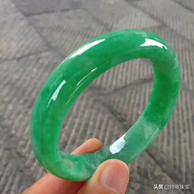 1000块的翡翠阳绿吊坠值得买吗,翡翠玉石购买平台