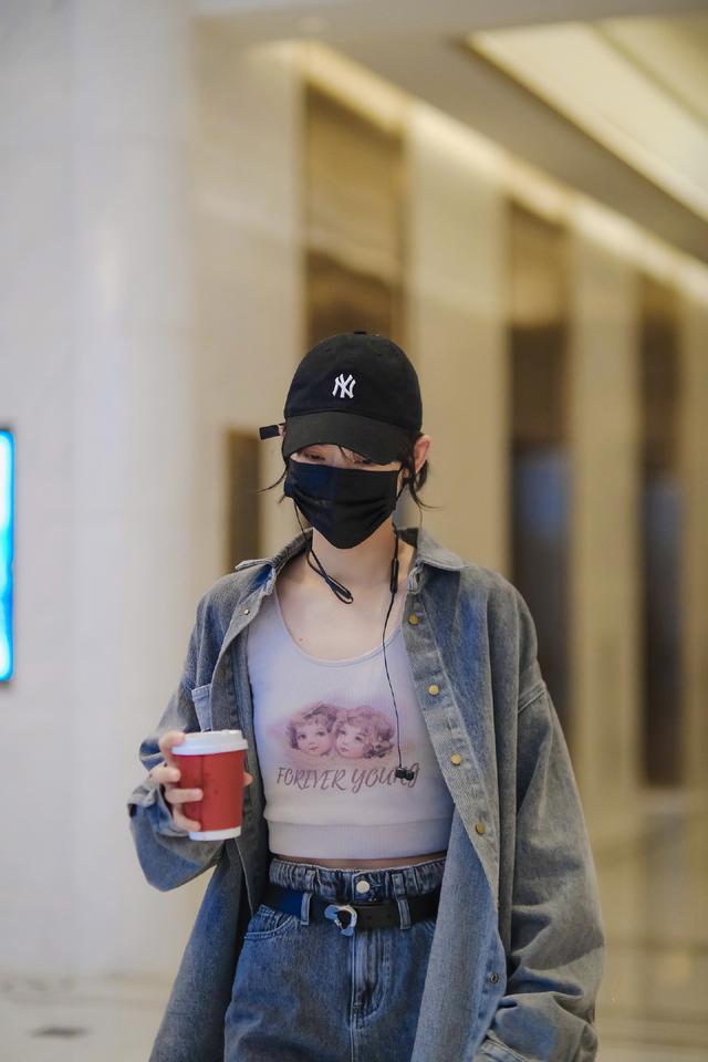 曾可妮超模写真,曾可妮机场穿搭蓝色上衣短裤