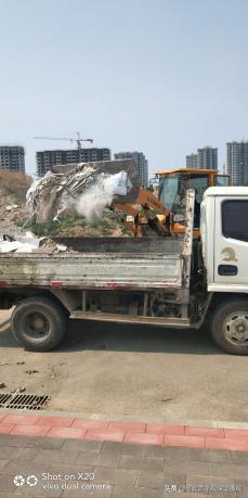 保定一小学与建筑垃圾为邻,弃土临街有3米高,学生学习环境让人忧