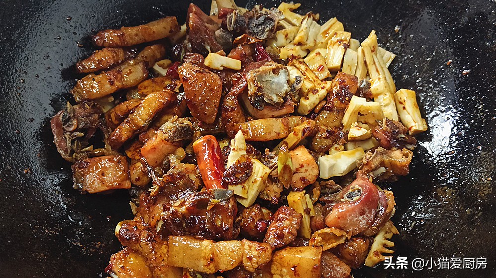 腊鸡怎么炖好吃视频,茶树菇焖腊鸡咸香适口非常下饭