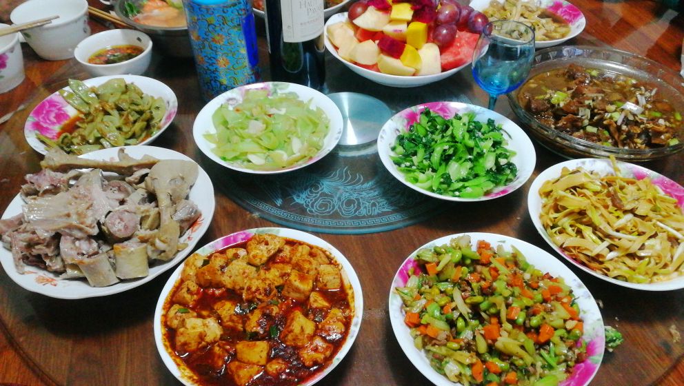 中秋国庆双节快乐丰盛的家宴,国庆中秋双节同庆晚餐