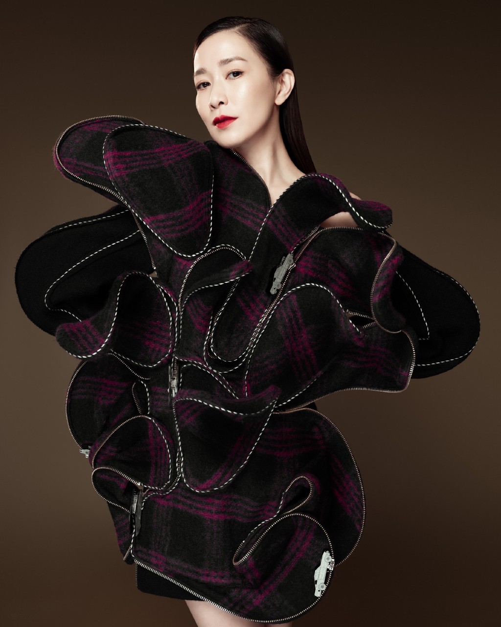 佘诗曼穿黑色裙的写真,麻花辫碎花裙造型的佘诗曼