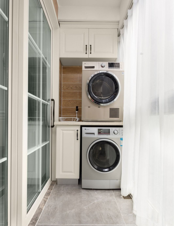 小户型阳台洗衣吊柜设计,阳台吊柜最实用的设计