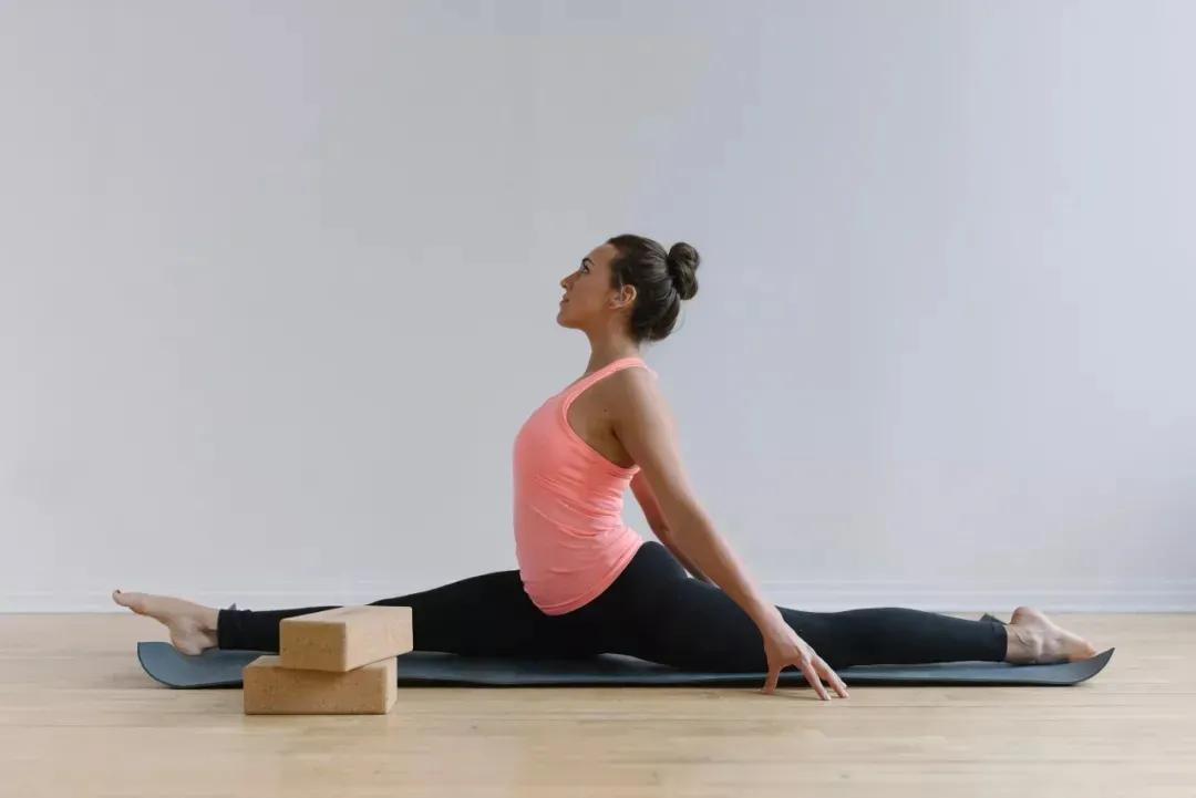 劈叉的胯如何矫正,劈叉骨盆摆不正是什么原因