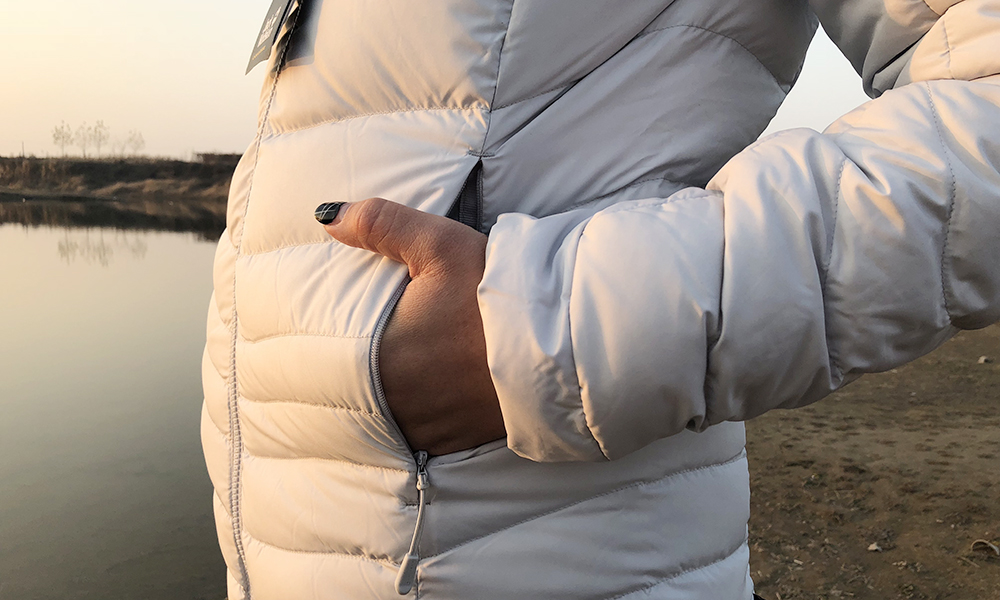 谁说暖冬羽绒服就会失宠？狼爪羽绒服评测，轻薄才是今年主打