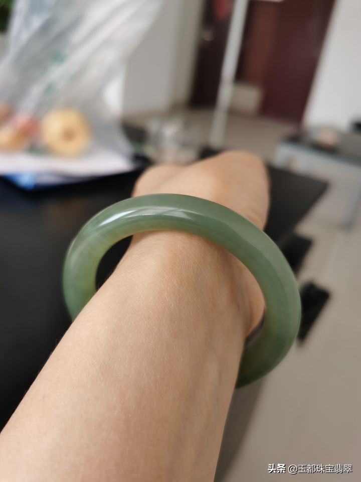 俄料玉和和田碧玉的真假鉴别,如何鉴别和田碧玉手镯