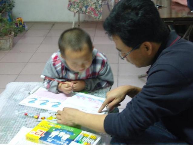 老师罚孩子抄名字100遍,老师惩罚孩子抄名字50遍