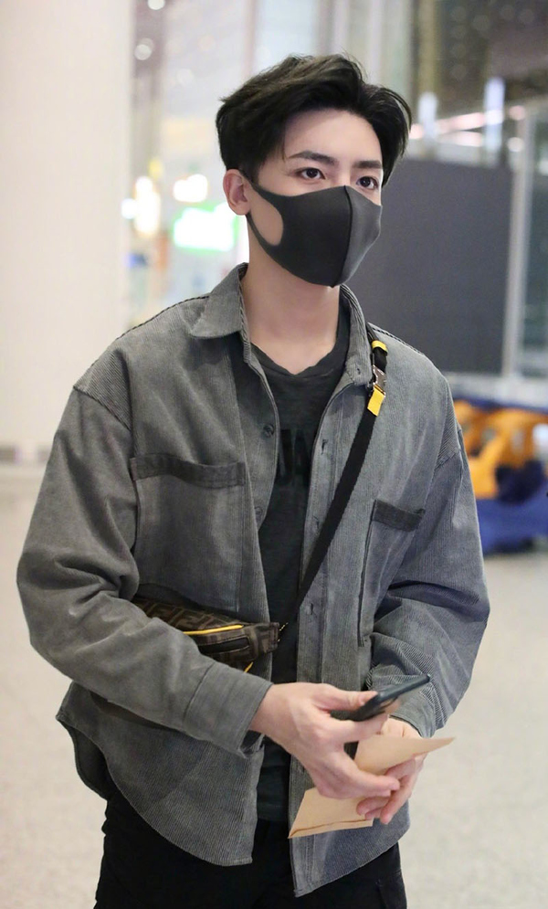 侯明昊白色运动套装,超酷魅力男神侯明昊写真