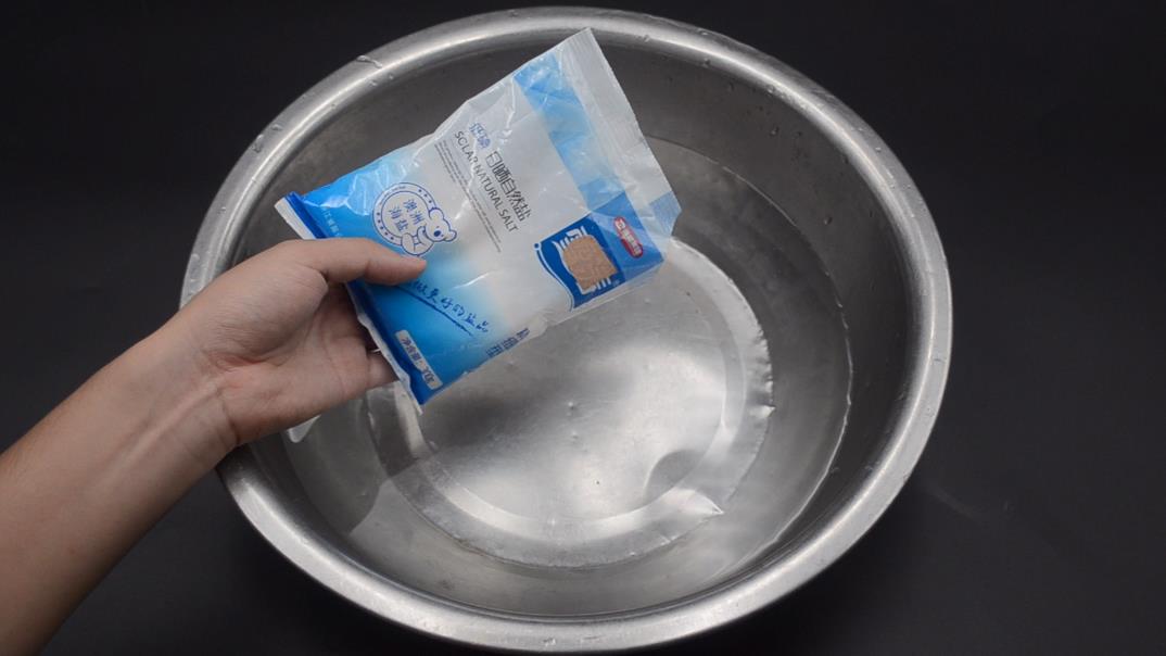 掉色的衣服怎么处理不掉色,红色衣服掉色怎么洗才不掉色