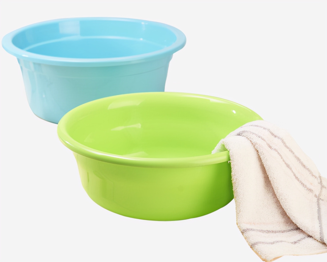 冬天天气干燥加湿器使用啥水,冬天屋里干燥有必要买个加湿器吗