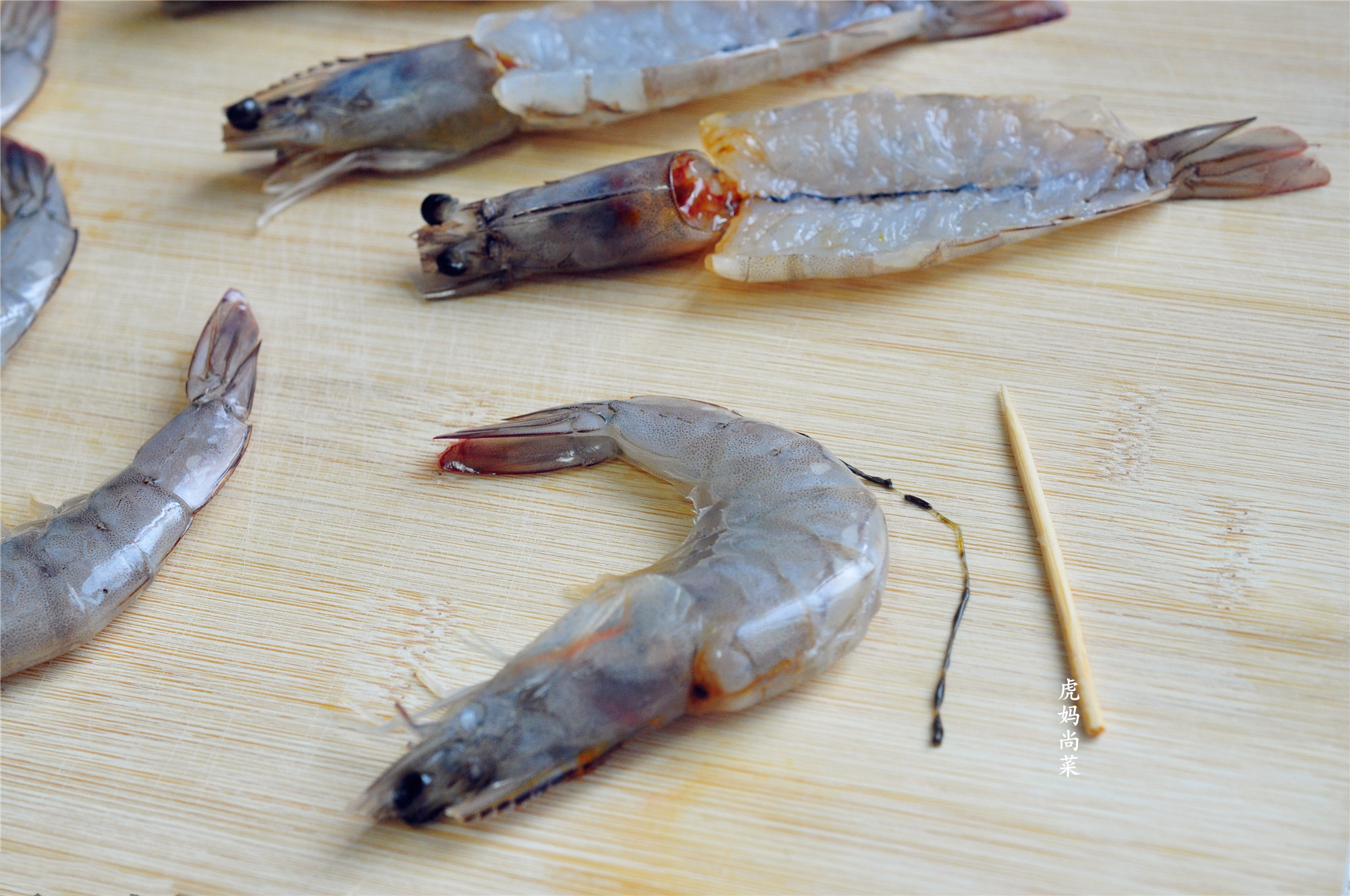 烤箱烤大虾简单的做法教程,无油版烤箱蒜蓉大虾