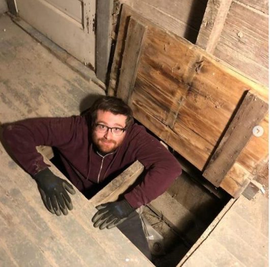 外国女人被困在地下室20年,外国女生在家里找到隐藏的密室