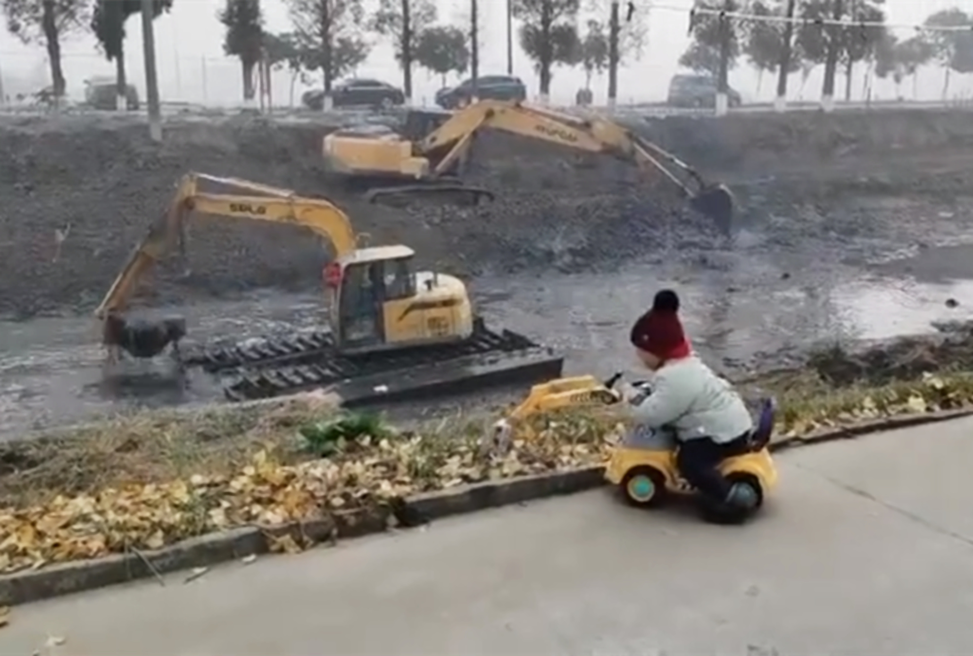 小孩子从小喜欢挖掘机,挖掘机玩具可以锻炼小孩什么