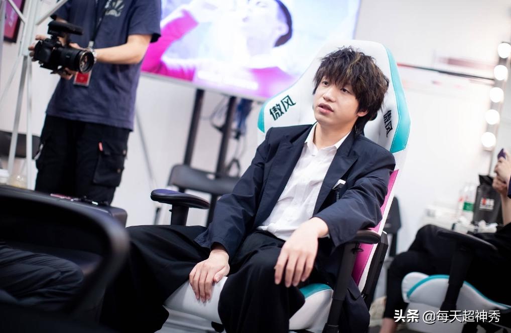 再度雪藏7酱？EDG更新首发阵容，Jiejie率队迎战V5