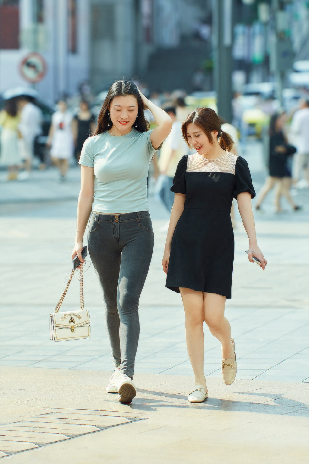 夏季休闲牛仔裤怎么穿搭最显瘦,夏日短袖牛仔裤穿搭