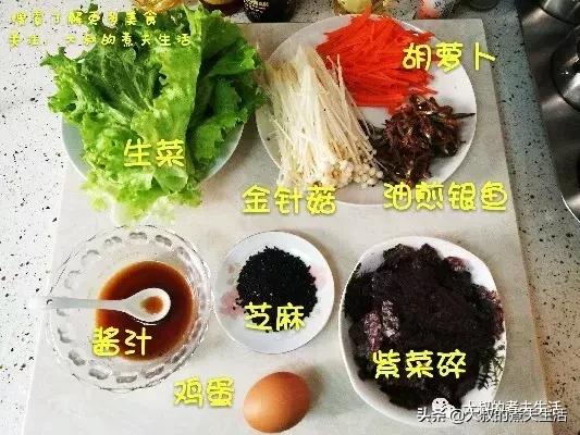 在“滋滋”作响中，挑破半熟的蛋黄，把各种蔬菜混合辣酱拌匀