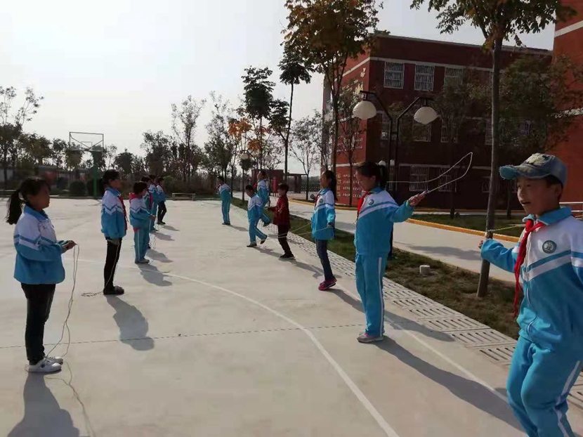 记梅家坪镇新安小学“一校一品”体育特色活动