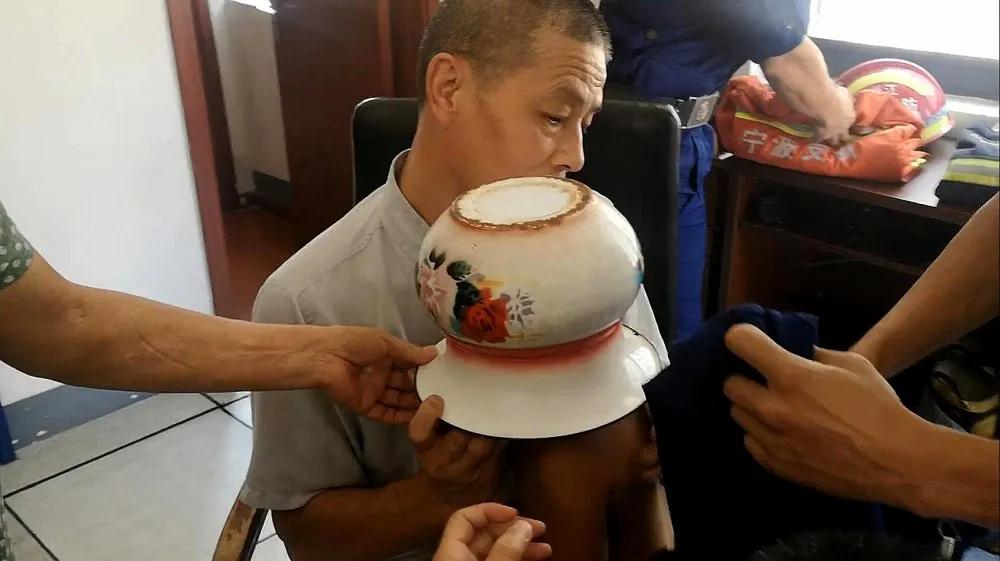 痰盂卡住小孩视频,痰盂卡住孩子