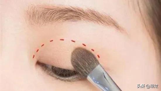 眼影刷取粉的正确方法,眼影刷如何去色