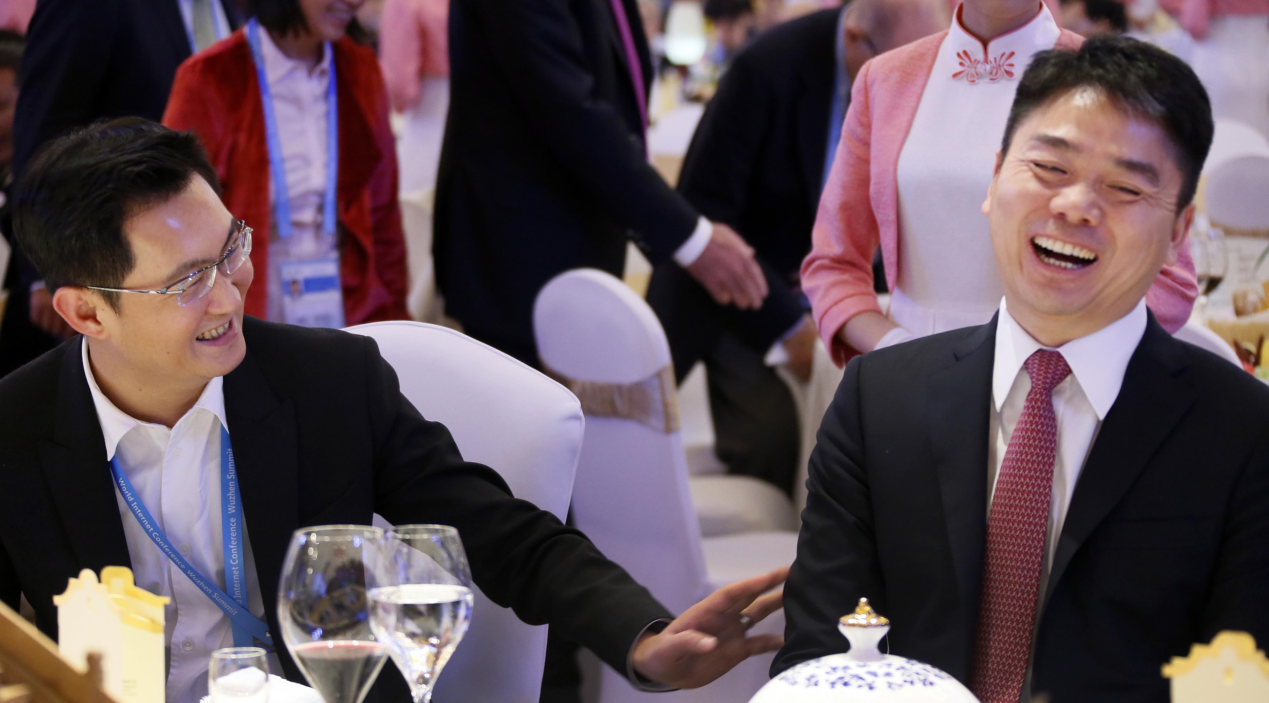 他是刘强东、王兴背后的老板，与马云齐名，身价接近4000亿