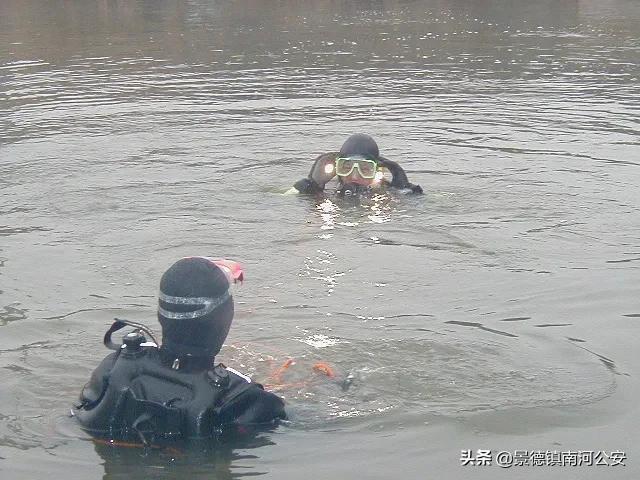 警察下水道寻找尸体,在水下找到尸体