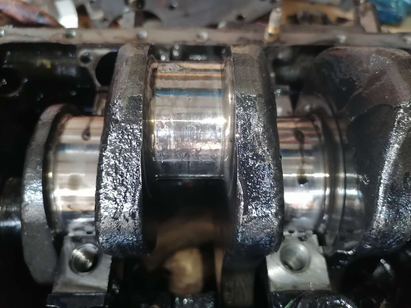 才跑4万公里货车烧机油怎么回事,发动机烧机油活塞发黑