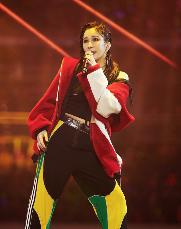 嘻哈风格拽酷时髦，休闲穿搭玩转飒爽风尚，品位很高级